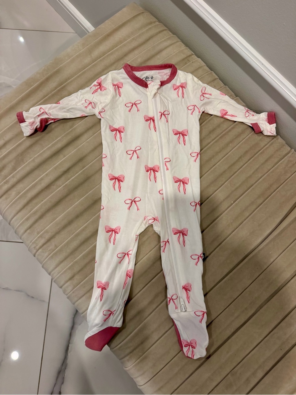 Kyte Baby Bamboo Zippered Footie – Pink Bows Print – 0-3M